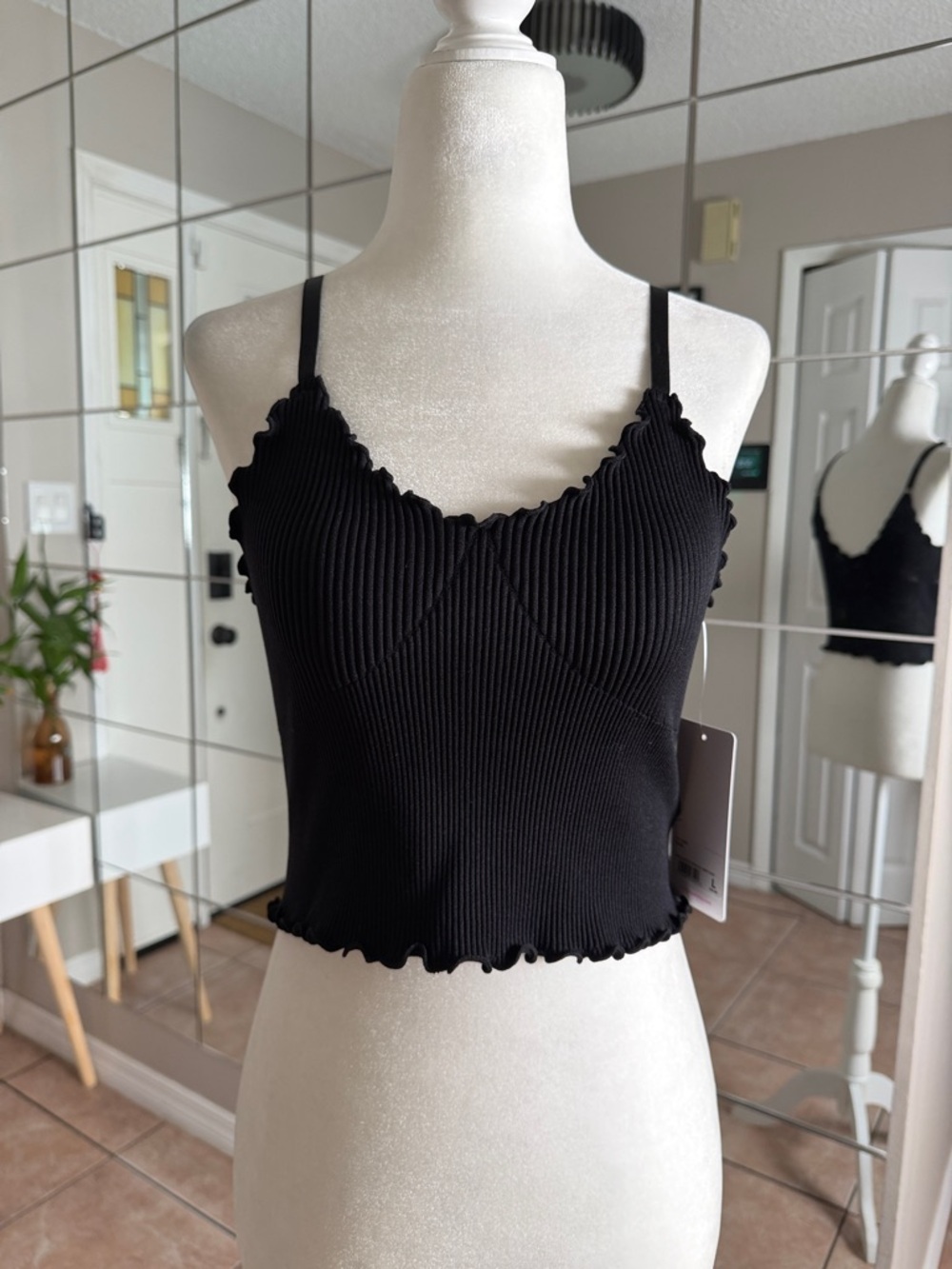 Yogalicious Black Ribbed Lettuce-Edge Crop Cami